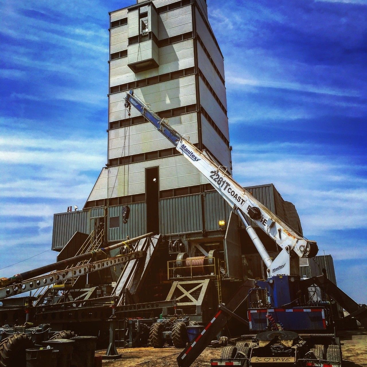A Coast Range crane making a heavy lift beside a large structure